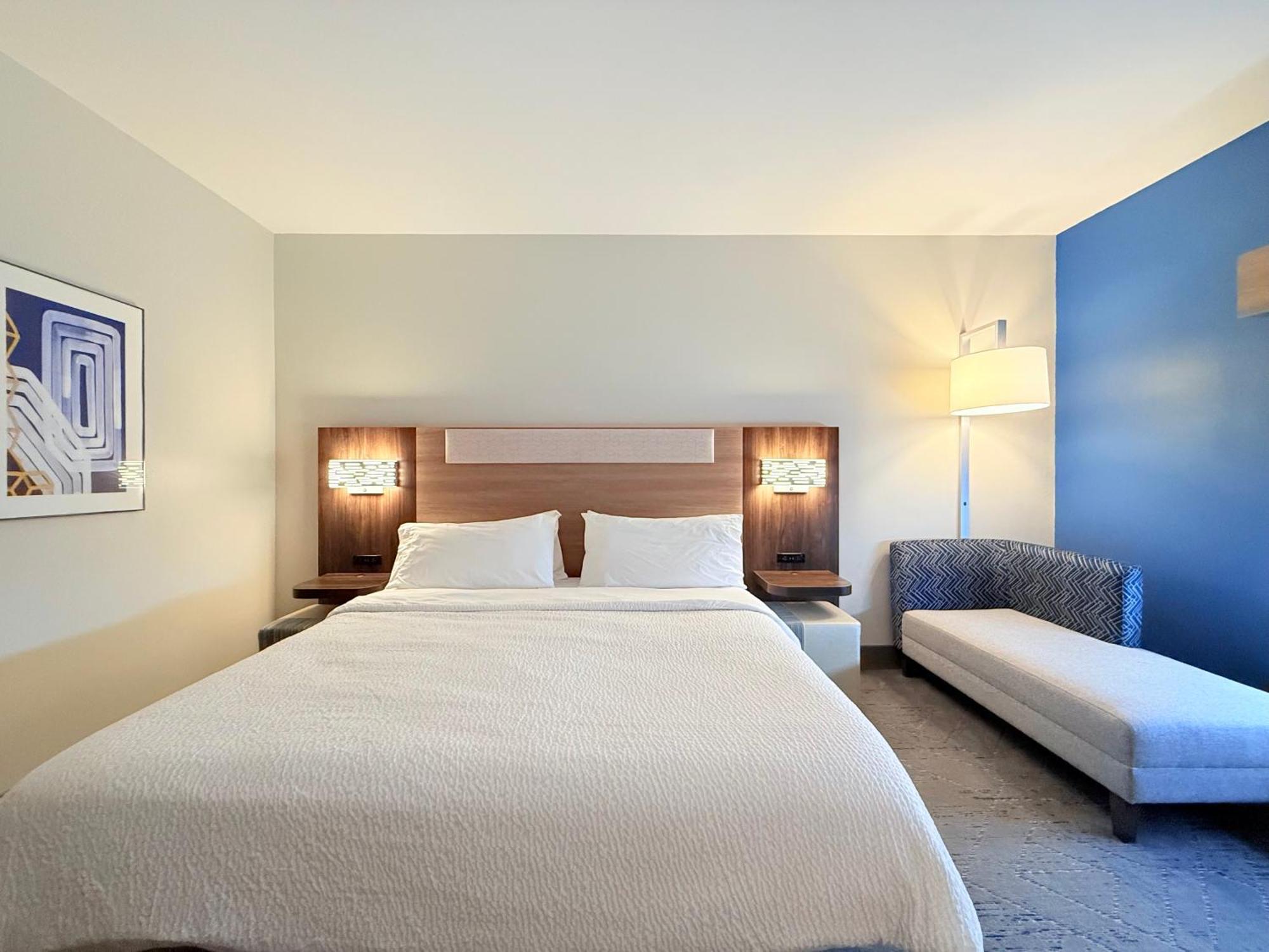 Holiday Inn Express Kenedy By Ihg Exterior photo
